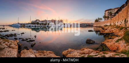 Abendlicher Blick von Zea Marina in Athen, Griechenland. Stockfoto