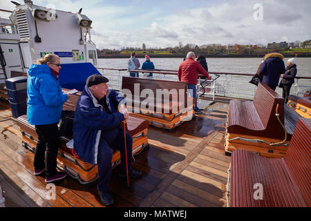 Die Passagiere auf den äußeren hinteren Deck des Mersey Fähre Royal Iris an der Kreuzung in Richtung Birkenhead Stockfoto