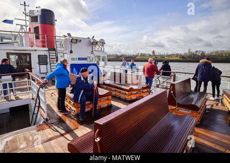 Fahrgäste, die auf der Terasse der Königlichen Iris Überfahrt mit der Fähre den Fluss Mersey Stockfoto