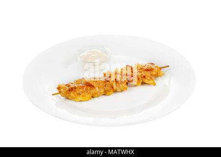 Shish Kebab, Schweinefleisch, Huhn gegrilltes Fleisch, Grill, ohne Beilage auf den Teller, auf weißem Hintergrund. Mayonnaise, Tar tar-Sauce. Seitenansicht Fo Stockfoto