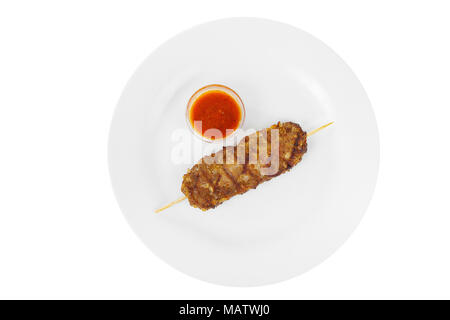 Kebab, Rind, Lamm, Schwein Fleisch vom Grill, Grill, ohne Beilage auf den Teller, auf weißem Hintergrund. Ketchup, Tomaten rote Soße. Ansicht von oben F Stockfoto