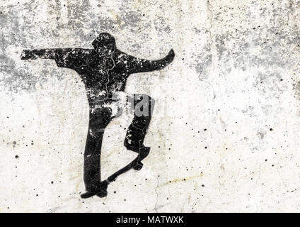 Ansicht eines Skateboarding themed Schablonengraffiti Stück von einem unbekannten Künstler auf grunge Wand. Es kann als städtische Thema, Poster, Wallpaper, de verwendet werden. Stockfoto