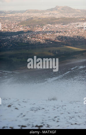 Ein Blick auf Edinburgh von der verschneiten Pentlands Hills Stockfoto