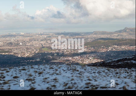 Ein Blick auf Edinburgh von der verschneiten Pentlands Hills Stockfoto