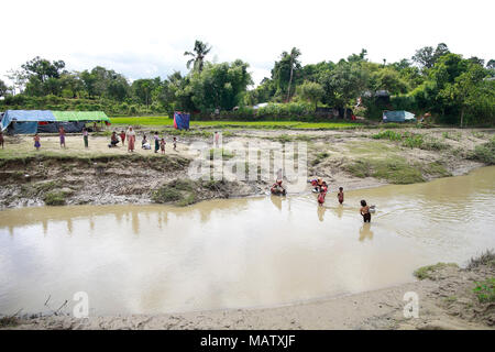 Myanmars ethnischen Rohingya Muslime bauen behelfsmäßiges Zelt auf Bangladesch Seite der Grenze in Tumbro, Bangladesch. Stockfoto