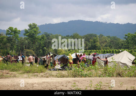 Myanmars ethnischen Rohingya Muslime bauen behelfsmäßiges Zelt auf Bangladesch Seite der Grenze in Tumbro, Bangladesch. Stockfoto