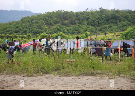 Myanmars ethnischen Rohingya Muslime bauen behelfsmäßiges Zelt auf Bangladesch Seite der Grenze in Tumbro, Bangladesch. Stockfoto