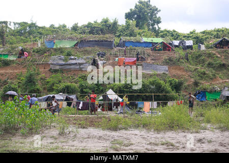 Myanmars ethnischen Rohingya Muslime bauen behelfsmäßiges Zelt auf Bangladesch Seite der Grenze in Tumbro, Bangladesch. Stockfoto