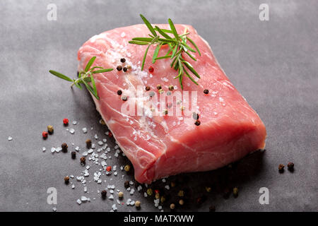 Raw Schweinelende mit Gewürzen Stockfoto