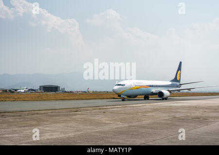 KATHMANDU, Nepal - ca. März 2108: ein Jet Airways Boeing 737 Rollen an der Tribhuvan International Airport. Stockfoto