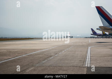 KATHMANDU, Nepal - ca. März 2108: Flugzeug am internationalen Flughafen Tribhuvan rollen. Stockfoto