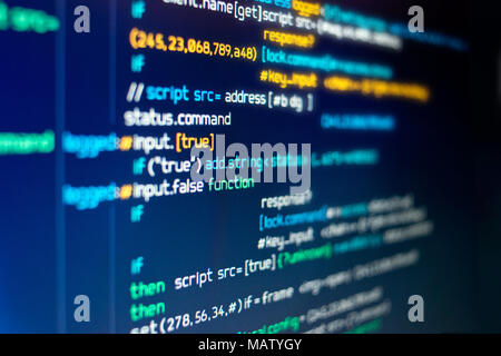 Einem Computer Bildschirm mit random Scripts und Programmiercode. Stockfoto