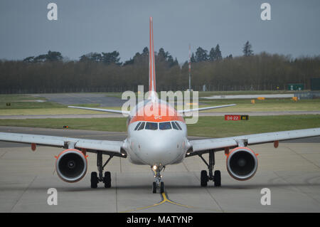 Easyjet Flugzeug am Flughafen London Stansted Rollens Stockfoto