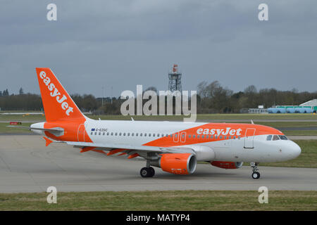 Easyjet Flugzeug am Flughafen London Stansted Rollens Stockfoto