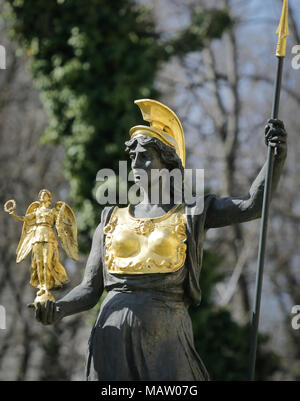 Golden vergoldete Statue von Athena/Minerva holding Nike (Victory) in Ihrer Hand Stockfoto
