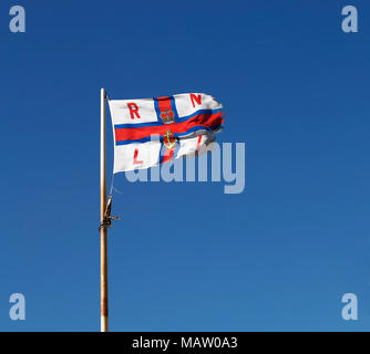 RNLI Flagge in einem schönen blauen Himmel in Morecambe an der Nordwestküste von England Stockfoto