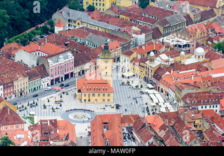 Luftaufnahme der Piata Sfatului Platz in Brasov, Rumänien Stockfoto