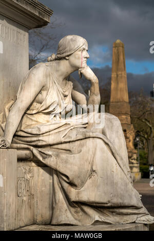 Frauengestalt als Symbol der Tragödie eine schiller-denkmal vor dem Hessischen Staatstheater Wiesbaden, Hessen, Deutschland | Frau traged symbolisieren. Stockfoto