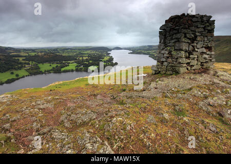 Ullswater vom Gipfel des Hallin fiel, Nationalpark Lake District, Cumbria County, England, UK. Hallin fiel ist einer der 214 Wainwright Spaziergänge Fe Stockfoto