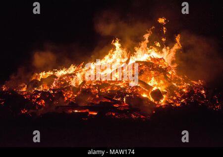 Details über ein großes Lagerfeuer brennen in der Nacht Stockfoto