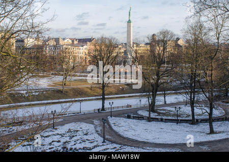 Blick auf das Freiheitsdenkmal in Riga, Lettland, von der Bastion Hill Park an einem schönen Wintertag Stockfoto