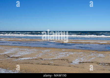 Blick auf die eisige Ostsee am Strand von Jurmala, einem Badeort am Golf von Riga. Stockfoto