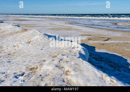 Eis am Strand von Jurmala, einem Badeort am Golf von Riga, mit Blick in die kalte Ostsee Stockfoto