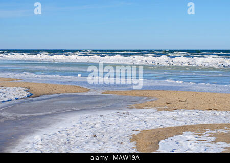 Viele Farben, Formen und Strukturen von Schnee, Eis und Wasser an der sandigen Küste der Ostsee im Winter Stockfoto