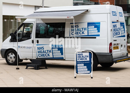 Anglian Unternehmen der Gemeinschaft (ACE) Gesundheit und Wohlbefinden NHS Health Van in Brentwood, Essex prüfen Stockfoto