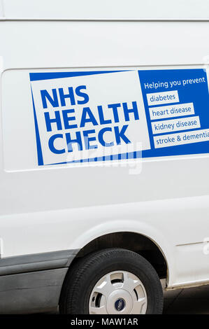 Anglian Unternehmen der Gemeinschaft (ACE) Gesundheit und Wohlbefinden NHS Health Van in Brentwood, Essex prüfen Stockfoto