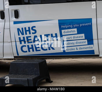 Anglian Unternehmen der Gemeinschaft (ACE) Gesundheit und Wohlbefinden NHS Health Van in Brentwood, Essex prüfen Stockfoto