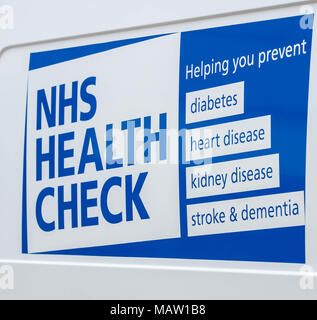 Anglian Unternehmen der Gemeinschaft (ACE) Gesundheit und Wohlbefinden NHS Health Van in Brentwood, Essex prüfen Stockfoto