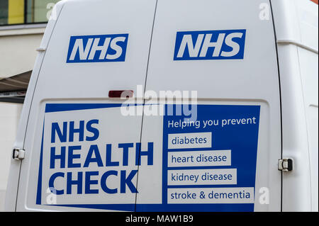 Anglian Unternehmen der Gemeinschaft (ACE) Gesundheit und Wohlbefinden NHS Health Van in Brentwood, Essex prüfen Stockfoto