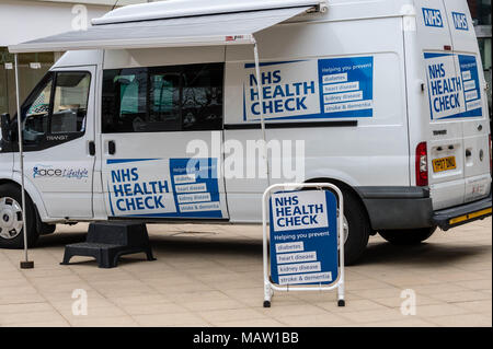 Anglian Unternehmen der Gemeinschaft (ACE) Gesundheit und Wohlbefinden NHS Health Van in Brentwood, Essex prüfen Stockfoto