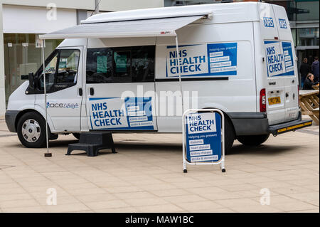 Anglian Unternehmen der Gemeinschaft (ACE) Gesundheit und Wohlbefinden NHS Health Van in Brentwood, Essex prüfen Stockfoto