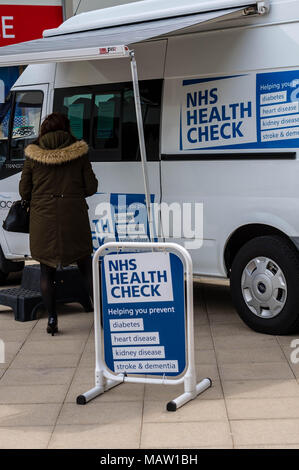 Anglian Unternehmen der Gemeinschaft (ACE) Gesundheit und Wohlbefinden NHS Health Van in Brentwood, Essex prüfen Stockfoto