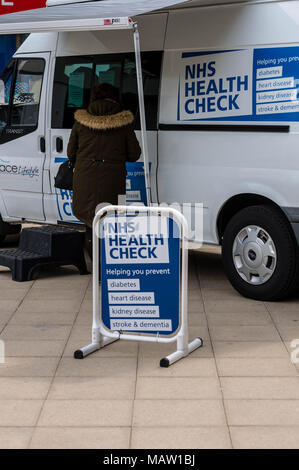 Anglian Unternehmen der Gemeinschaft (ACE) Gesundheit und Wohlbefinden NHS Health Van in Brentwood, Essex prüfen Stockfoto