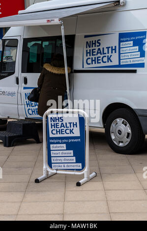 Anglian Unternehmen der Gemeinschaft (ACE) Gesundheit und Wohlbefinden NHS Health Van in Brentwood, Essex prüfen Stockfoto