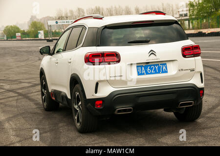 Stationäre Bild der Citroen C5 Aircross wie auf eine Probefahrt in Shanghai, China. Stockfoto