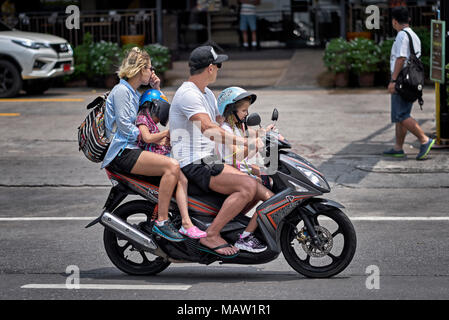 Familienmotorrad. Mutter Vater und zwei Kinder auf einem Moped Motorrad Thailand Südostasien Stockfoto