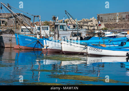 SOZOPOL, Bulgarien - 24. AUGUST 2017: Fischerboote am Seehafen an der Pier. Stockfoto