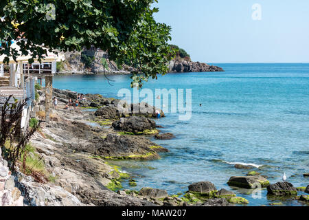 SOZOPOL, Bulgarien - 24. AUGUST 2017: Blick auf die felsige Küste der Sozopol in der alten Küstenstadt am Schwarzen Meer die bulgarische Schwarzmeerküste. Stockfoto