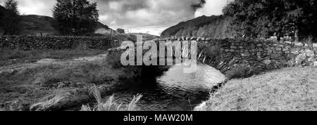 Sommer, Lastesel Steinbrücke über Watendlath Beck, Watendlath Tarn, Nationalpark Lake District, Cumbria, England, UK Stockfoto