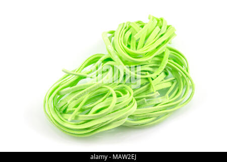 Instant Nudeln, grüne Nudeln, Gemüse Nudeln auf weißem Hintergrund Stockfoto