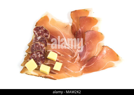 Schinken und Käse auf weißem Hintergrund mit Freistellungspfad isoliert. Stockfoto