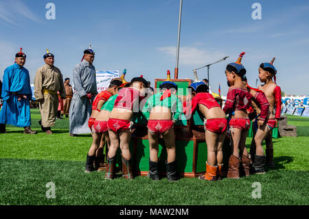 Junge Ringer bei der Eröffnung des Naadam Festival in Murun, Mongolei Stockfoto