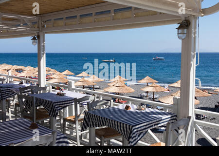 Restaurant Terrasse direkt am Strand in Kamari auf der Insel Santorin Stockfoto