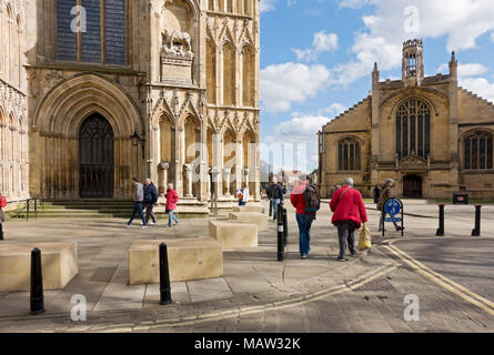 Besucher Besucher Touristen außerhalb der Minster und St Michael le Belfrey Kirche im Frühjahr York North Yorkshire England Großbritannien Stockfoto