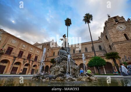 Monreale, Italien, Sizilien. 20. August 2015. Die Piazza di Monreale, die Basilika, die Brunnen, Touristen. Stockfoto