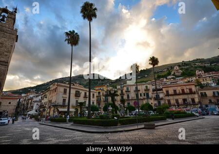 Monreale, Italien, Sizilien. 20. August 2015. Die Piazza di Monreale, die Basilika, die Brunnen, Touristen. Stockfoto